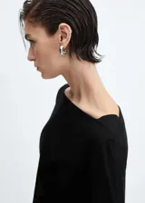 Camiseta blanca de manga larga con cuello barco.