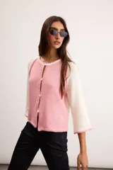 Saco de algodón tejido, color beige con mangas y detalles en blanco, escote en V y cierre frontal de botones.