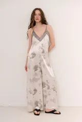 Mono largo de satén con estampa estilo tie-dye en tonos grises y naturales, escote en V con detalle en contraste y breteles finos regulables.