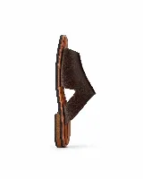 Sandalias planas de cuero marrón oscuro, estilo mule con empeine cubierto y diseño abierto en los laterales.