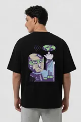 Remera negra de algodón premium con corte relajado. Presenta un diseño gráfico estampado en la espalda que combina tonos violeta y verde ácido, con una ilustración conceptual de un rostro y elementos abstractos.