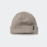 Gorro de lana color naranja, con ajuste estilo pescador y puños enrollados.