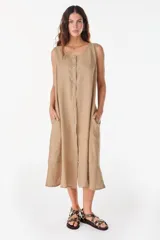 Vestido midi celeste de lino italiano, sin mangas, con escote redondo y cierre frontal abotonado con bolsillos laterales y corte holgado.