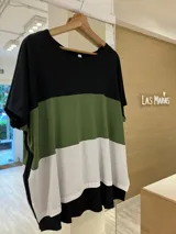 Remera de corte holgado con diseño a bloques de color: negro en la parte superior, verde oliva en el centro y blanco en la parte inferior.