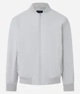 Campera tipo bomber masculina de color beige, con cuello, puños y ruedo acanalados. Presenta cierre frontal por cremallera, bolsillos laterales y acabado con tecnología repelente al agua.
