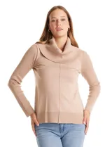Buzo de punto color beige con cuello volcado amplio, mangas largas acanaladas y torso liso. Presenta una costura central vertical, ruedo con tajos laterales y largo asimétrico, siendo más largo en la parte posterior.