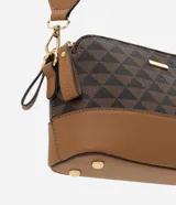 Cartera transversal pequeña color marrón con estampa triangular en tonos marrón y negro, cierre por cremallera, asa larga desmontable y herrajes dorados.