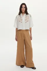 Pantalón azul de corte ancho y relajado, con tiro alto y bolsillos laterales.