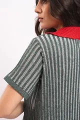Vestido corto de tejido de punto a rayas verticales en tonos verde y gris, con mangas cortas y cuello polo rojo en contraste.