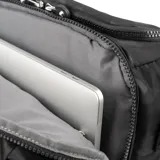 Bolso matero negro con estampado camuflado, confeccionado en poliéster. Cuenta con acceso de cierre doble, dos bolsillos externos con cierre, un bolsillo interno con cierre y dos bolsillos internos abiertos. Tiene correa regulable, asas fijas y compartimentos para notebook y matero.