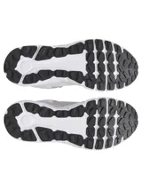 Championes Under Armour modelo Summit Trek Suede, con diseño inspirado en los años 90. Presenta una parte superior de malla negra y gris con superposiciones de gamuza, detalles en azul y amarillo neón, y una mediasuela blanca de doble densidad con suela de goma con tacos para mayor tracción.