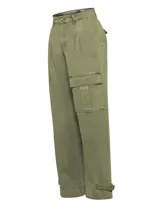Pantalón cargo de tiro alto y pierna recta color verde militar, confeccionado en algodón orgánico. Cuenta con bolsillos laterales tipo cargo, trabillas para cinturón, pinzas en la cintura y tiras ajustables con hebilla en los tobillos.