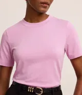 Remera básica Cortelle de ribana, color marrón, con mangas cortas y cuello redondo ajustado.