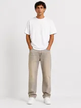 Pantalón jean de corte baggy, con efecto de lavado óxido y diseño amplio.