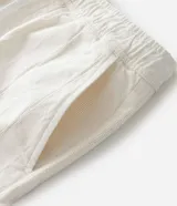 Bermuda de playa para hombre, de corte recto y color verde menta, confeccionada en algodón texturizado con diseño de rayas sutiles. Cuenta con cintura elástica con cordón de ajuste, bolsillos laterales y diseño sin estampas.