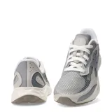 Championes de running New Balance modelo Arishi V4, con capellada de malla transpirable y refuerzos sintéticos. Presentan mediasuela con tecnología Fresh Foam para una amortiguación suave y suela de goma resistente para mayor tracción.