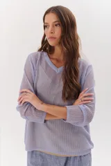 Sweater de tejido de punto calado color lila, con cuello en V y mangas largas.