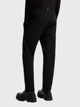 Pantalón deportivo negro de corte recto, con cintura elástica ajustable con cordón. Presenta el logo de Moncler Grenoble estampado en blanco en la parte inferior de la pierna izquierda.