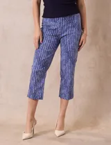 Pantalón capri de gabardina elastizada estampada, marca Zac & Rachel, con pretina ancha elastizada.