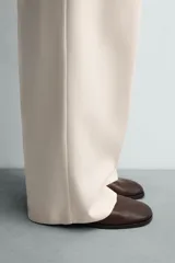 Zapato de vestir tipo derby, color negro, fabricado en piel con horma cuadrada y suela con ligero tacón.