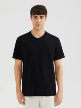 Remera negra de manga corta, con cuello en V y diseño básico liso.