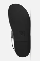 Sandalias negras con tiras anchas, ajuste con hebilla y plantilla anatómica. Suela plana a tono.