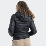 Campera puffer Reef de color beige, con diseño acolchado, cierre frontal completo, capucha desmontable y logo de la marca en el pecho.