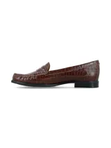 Mocasines de cuero con textura de cocodrilo en color marrón chocolate, con diseño clásico de antifaz y suela plana de goma negra.
