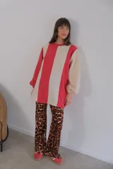 Buzo de viscosa con diseño a rayas verticales rojas y beige, mangas largas abullonadas con puños elastizados.