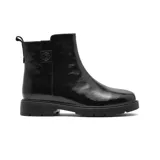 Bota corta de cuero charolado color negro, con suela track de goma y detalle de aplique metálico con diseño floral en el lateral.