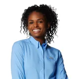 Camisa de manga larga Columbia, diseñada para actividades al aire libre, con cuello abotonado, cierre frontal de botones y bolsillo pequeño en el pecho. Cuenta con tecnología de protección solar y ventilación.
