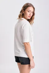 Camiseta blanca de manga corta con cuello polo y escote en V.