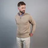 Buzo de punto color beige con diseño de medio cierre y cuello alto, confeccionado en mezcla de algodón y poliéster.