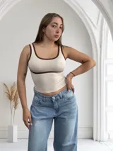 Musculosa beige con cuello redondo y ribetes en color marrón.