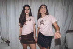 Remera negra de algodón de manga corta con aplique de estrella roja en el pecho.