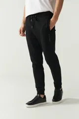 Pantalón de jogging gris con puños y logo estampado.