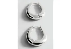 Pendientes tipo criolla medianos, de diseño abombado y acabado metálico brillante.