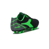 Championes de fútbol Diadora Futbol Tifosi MD Teen, color negro con detalles en verde flúor.