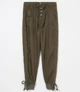 Pantalón jogger liso color verde oliva, con bolsillos laterales y ajuste en los tobillos.