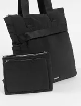 Mochila de poliéster color bordó, con diseño acolchado, bolsillo frontal removible con cierre y correas de hombro reforzadas.