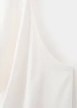 Blusa de cuello halter con diseño drapeado en el frente, confeccionada en tejido satinado de viscosa. Presenta un corte recto sin mangas y espalda abierta, ideal para eventos formales.