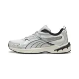 Championes Puma Milenio Tech 2000 Reflect-X en color gris y blanco, con detalles en negro. Diseño de inspiración retro running con capellada de malla transpirable y superposiciones sintéticas metalizadas.