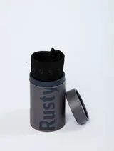 Boxer negro con elástico ancho en la cintura con el logo de la marca Rusty en blanco.