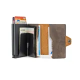 Billetera de cuero marrón con cierre y capacidad para múltiples tarjetas.