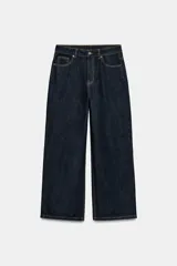 Jeans de tiro alto con diseño de pierna ancha y cinco bolsillos. Presenta cierre frontal con cremallera y botón metálico.