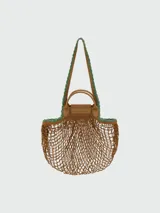 Bolso tipo shopper de red con diseño de malla, con solapa y asas de cuero marrón. Incluye un pañuelo estampado decorativo en uno de los laterales.