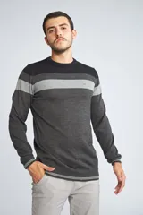 Sweater de punto con diseño de franjas horizontales en tonos negro y gris, cuello redondo, mangas largas y puños con detalle de rayas finas.
