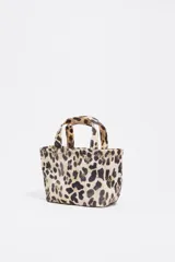 Mini bolso de nylon con estampado de leopardo. Presenta estructura definida, asa de tejido y logo bordado en negro en el frente. Incluye bolsillo interior.