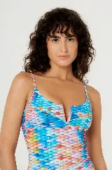 Traje de baño enterizo con estampado de escamas multicolores, breteles finos y escote en V con detalle de cierre.
