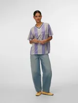 Camiseta de estilo deportivo con diseño a rayas verticales en tonos lila y gris. Presenta cuello en V con detalles en blanco y negro, y estampado frontal con la palabra LISBON y el número 24.